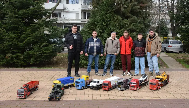 Гостите наблюдаваха симулации с умалени строителни машини