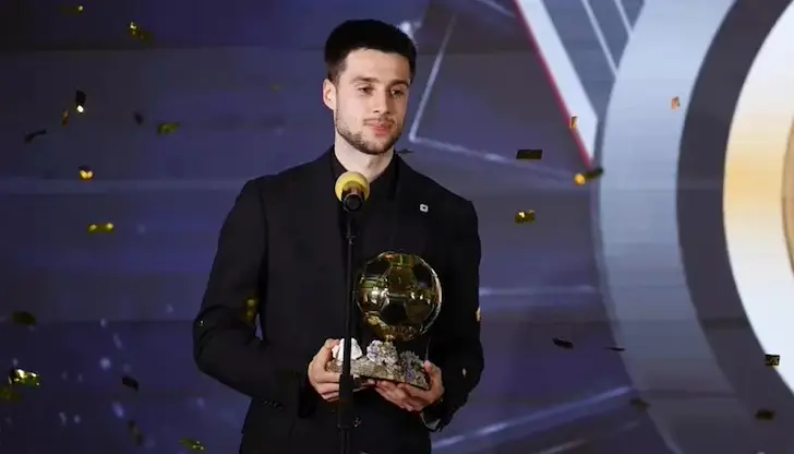 Халфът на английския "Лийдс" спечели приза за 2025 година Халфът на английския "Лийдс" спечели приза за 2025 година