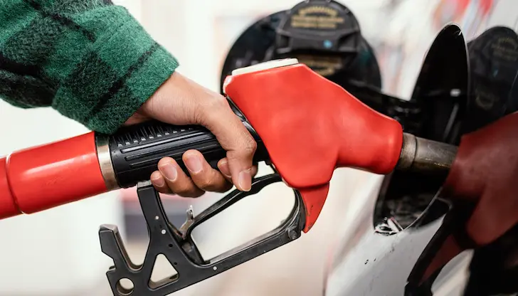 Тирана връща държавния контрол заради кризата с петрола Тирана връща държавния контрол заради кризата с петрола