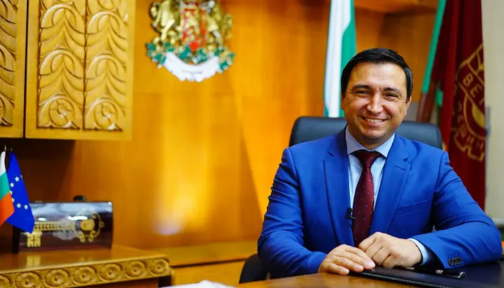 Кметът на Ветово скри партийния подарък зад скромни социални разходи Кметът на Ветово скри партийния подарък зад скромни социални разходи