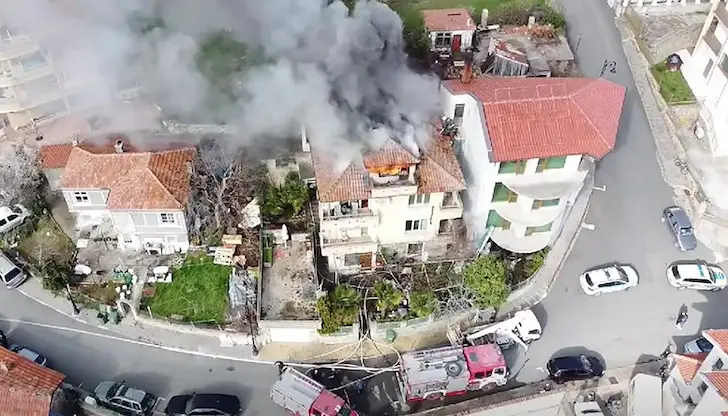 Две пожарни коли и полиция са на мястото на инцидента