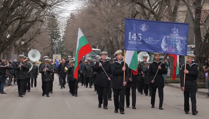 Курсанти и граждани почетоха празника в центъра
