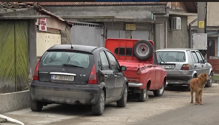 Нападателят след това e ударил жената пред дома им