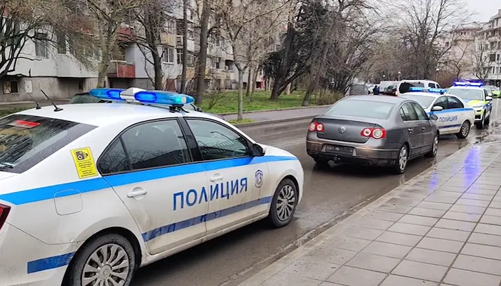 Три патрулки и медицински екип блокираха движението край бившето Руско консулство