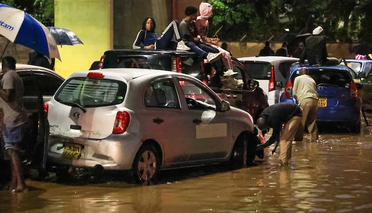 Спасителите издирват оцелели след тежките наводнения в Найроби