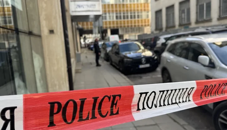 Сапьори проверяват изоставен сак край Централна поща