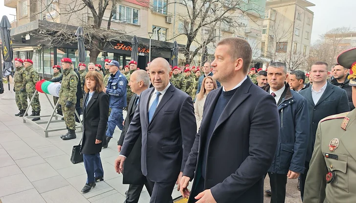 Лидери и граждани отбелязаха Националния празник заедно Лидери и граждани отбелязаха Националния празник заедно