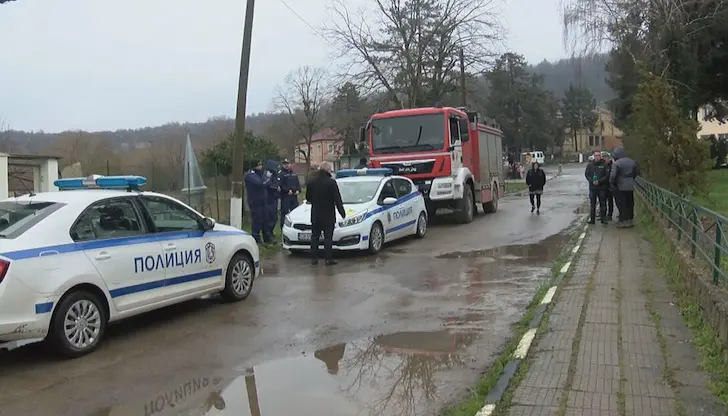 Скъсани диги потопиха къщи и храмове в Априлово Скъсани диги потопиха къщи и храмове в Априлово