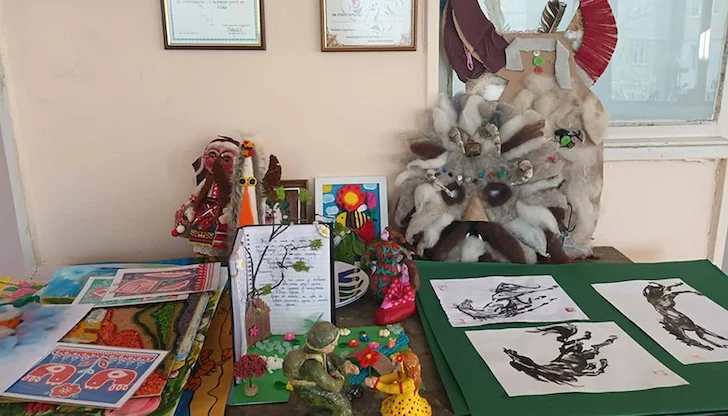 Над 300 деца от цялата страна участваха, а отличените творби ще бъдат показани в изложба на 5 март Над 300 деца от цялата страна участваха, а отличените творби ще бъдат показани в изложба на 5 март