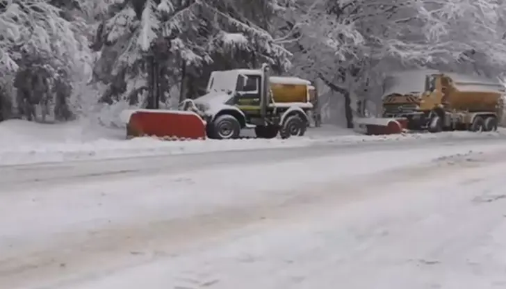 Пет машини разчистват заснеженото трасе в планината Пет машини разчистват заснеженото трасе в планината