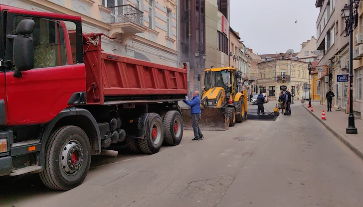Полагат нов асфалт в центъра на града