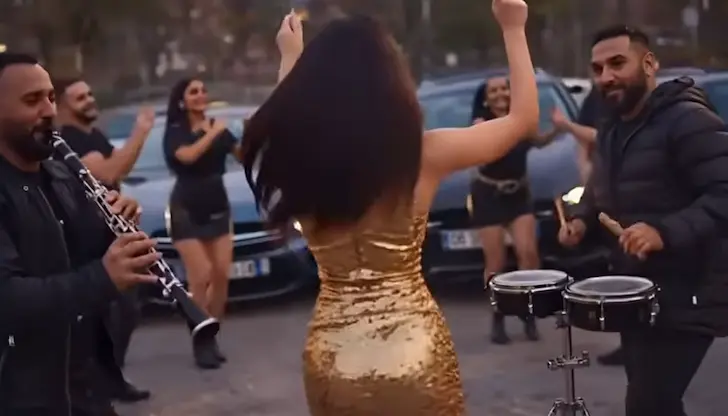 Ентусиаст вкара ромски оркестър в песента на Дара