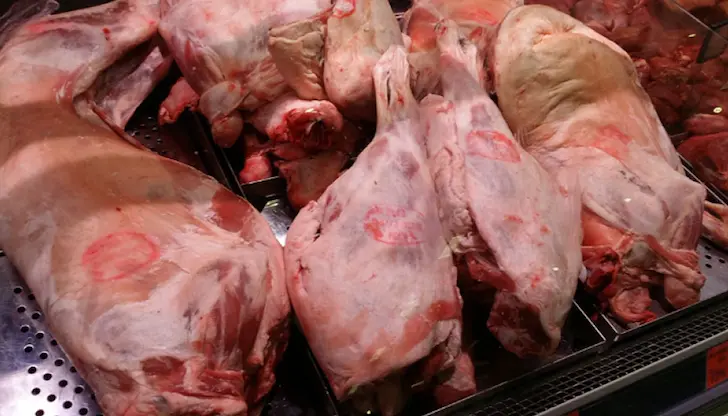 Вносното агнешко измества българското от празничната маса тази година Вносното агнешко измества българското от празничната маса тази година