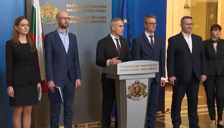 Властта замразява тол таксите и плаща тока на бизнеса