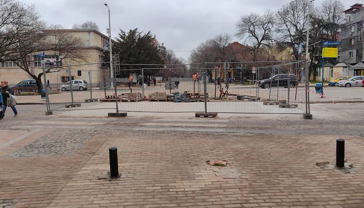 Доставиха нови клинкерни блокчета след серия от пропадания