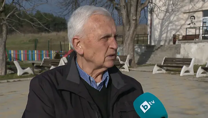 Кметът успокоява хората след среднощната престрелка в селото