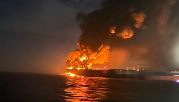 Екипажът се евакуира невредим след пожар в машинното отделение Екипажът се евакуира невредим след пожар в машинното отделение