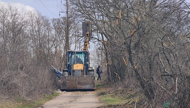 Мъж нае багер, за да осигури достъп на автомобили до вилната зона