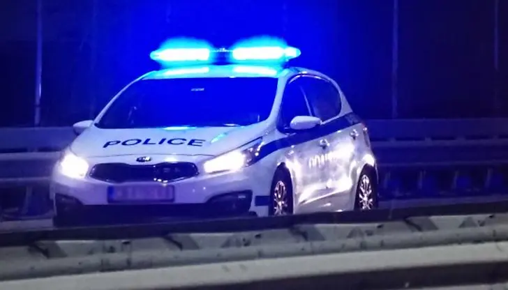 Пожарникари рязаха колата, за да извадят пострадалия шофьор Пожарникари рязаха колата, за да извадят пострадалия шофьор