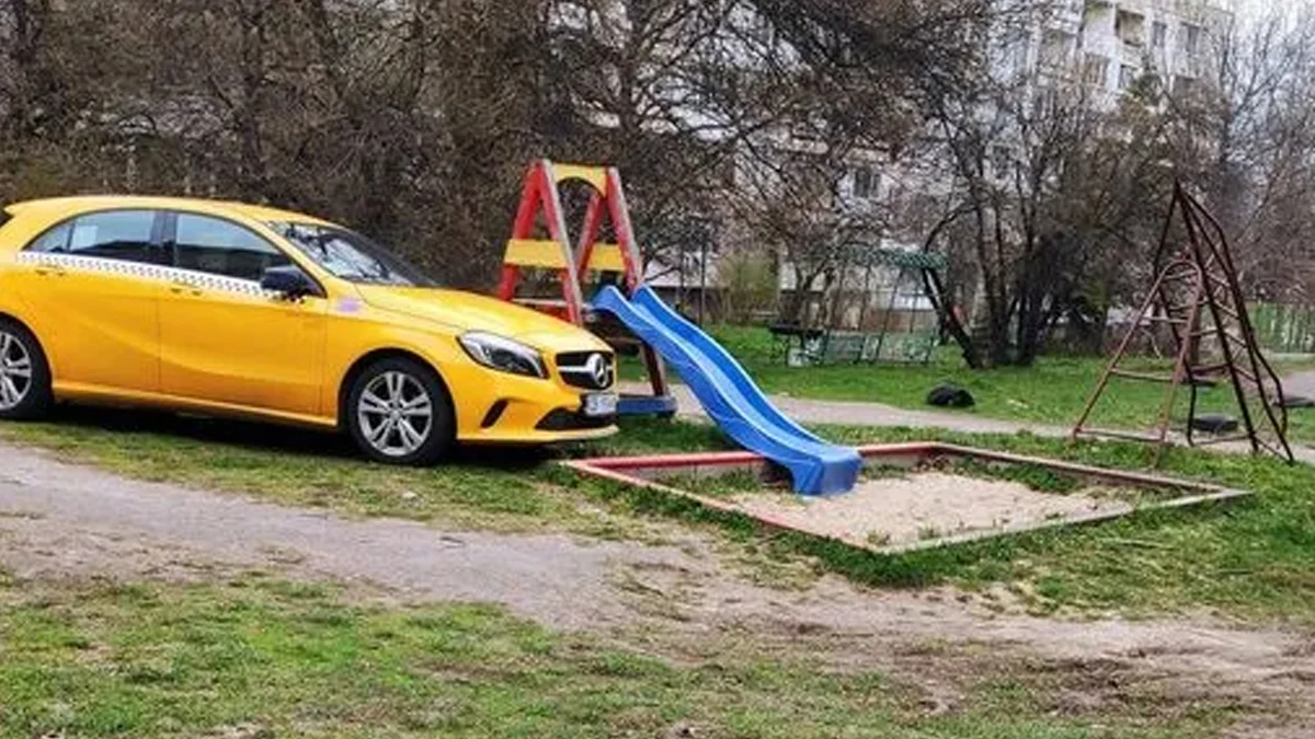 Колата е оставена на сантиметри от мястото за игра пред