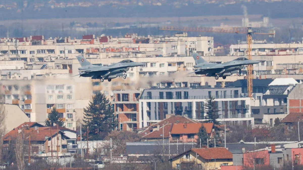 Изтребители F-16 прелетяха над летище Васил ЛевскиБългарски многоцелеви изтребители F-16