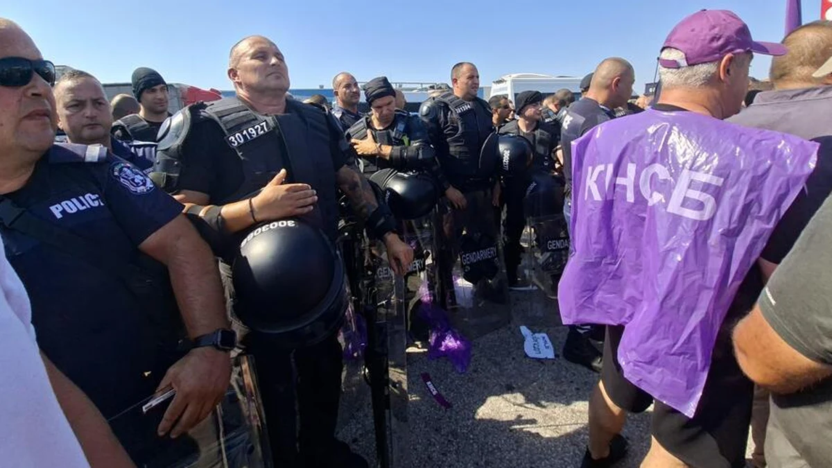 Служителите на АПИ се отказват от затварянето на проходаПротестът на