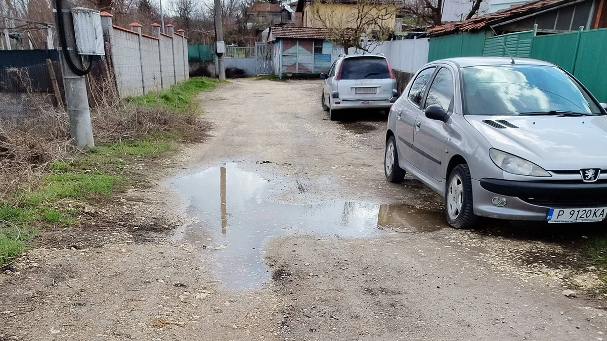 Огромни кални езера, липсващ асфалт и разбити автомобили – това