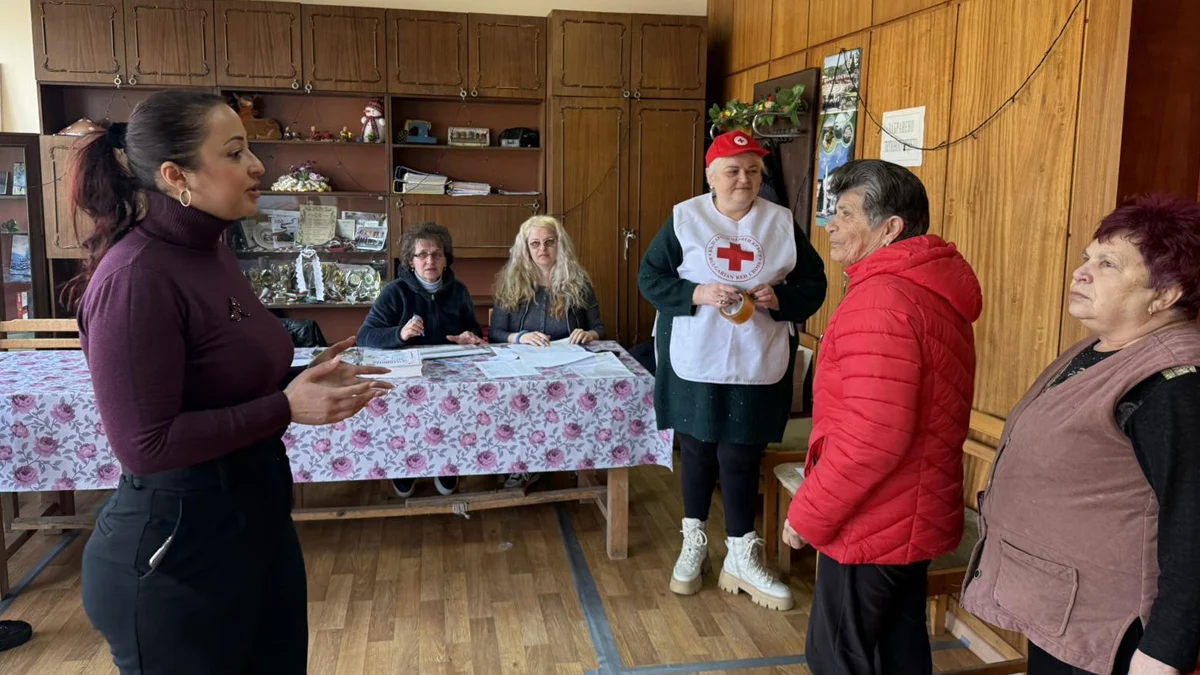 Държавата и местната власт превърнаха помощите от БЧК в пиар