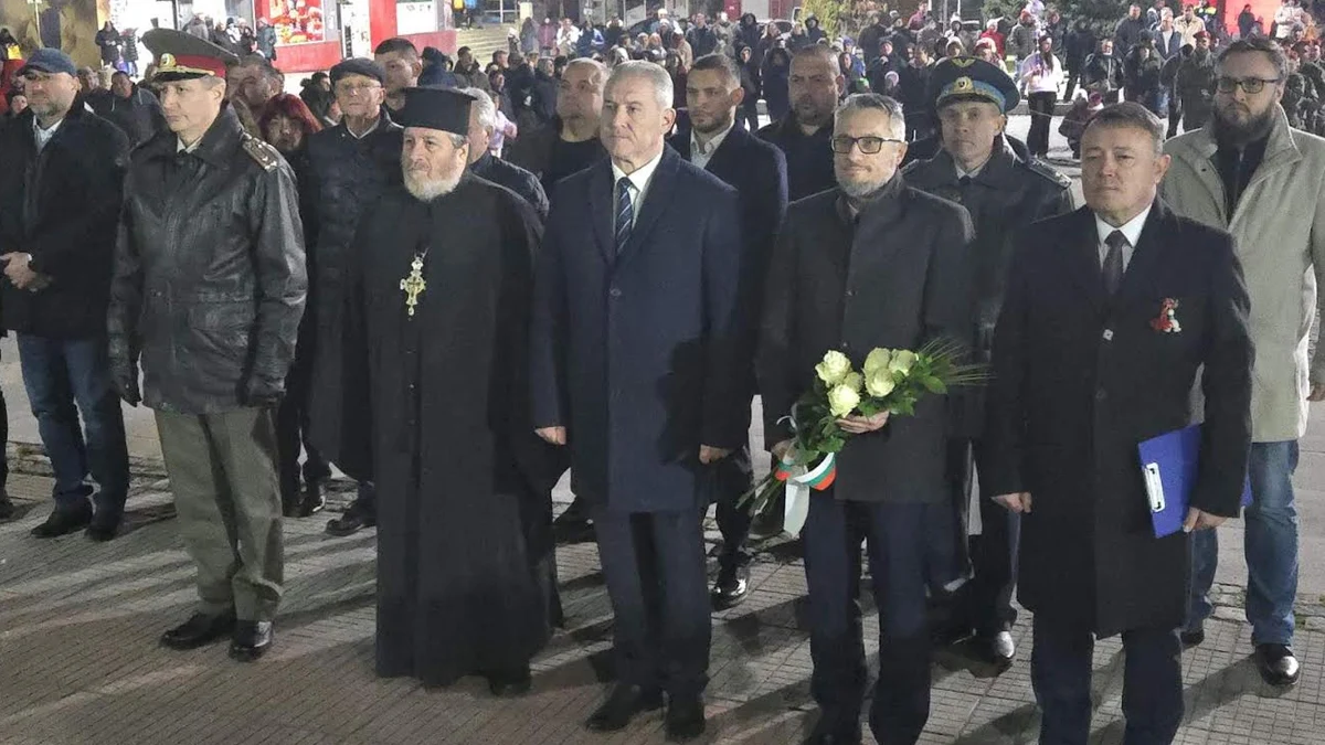 Стотици граждани се събраха на почетния ритуал в центъра на