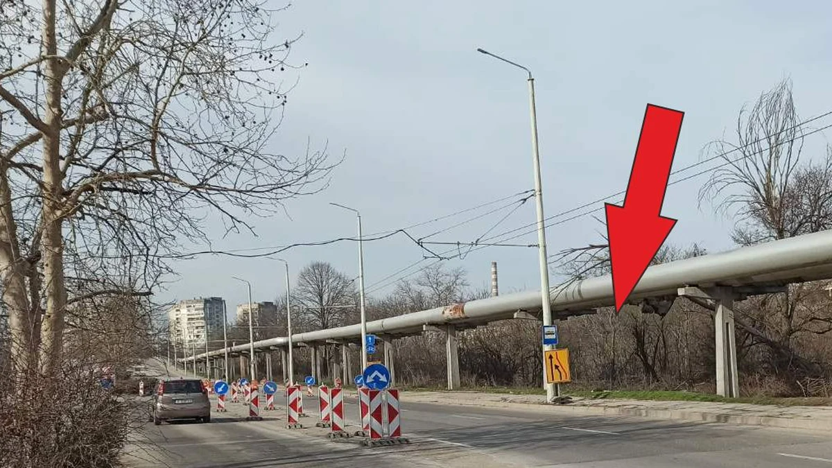 Жителите на квартал Тракция чакат под дъжда край строежаВъпреки че