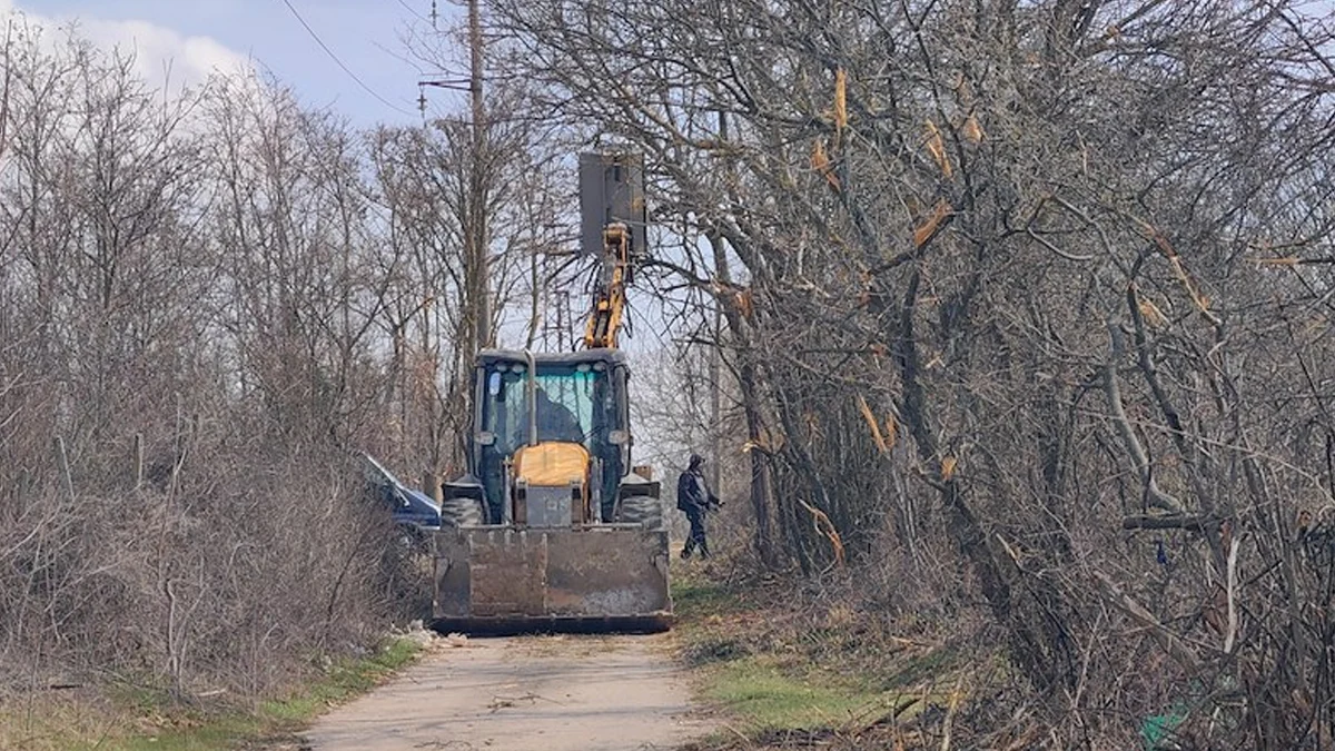 Мъж нае багер, за да осигури достъп на автомобили до