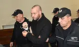 Екстрадират американец, запалил военен завод в Чехия