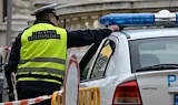 Мъж хвърли 200 евро върху патрулка в Бургас, задържаха го