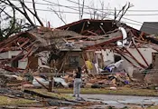 Торнадо срина къщи и рани 10 души в Оклахома