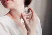 Парфюмът по врата отключва тежка пигментация на кожата