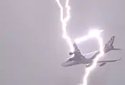 Мълния удари самолет над Варна