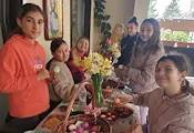 Деца боядисаха великденски яйца в Басарбовския манастир