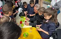 Димитър Славов боядиса великденски яйца с децата в Бяла