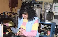 Обущарка на 95 години не спира работа във Варна