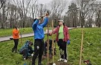 Доброволци засадиха червени дъбове и люляци в Парка на възрожденците