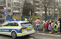 Пътни полицаи раздадоха "шофьорски книжки" на деца в Русе