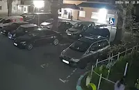 Жена задигна детски въртележки пред блок в Русе