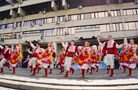 Пъстро великденско хоро събира русенци пред общината