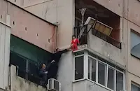 Откриха изоставено бебе след драмата на осмия етаж в Ямбол