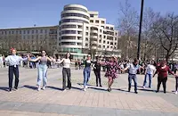 Десетки русенци отбелязаха Цветница с голямо хоро в центъра