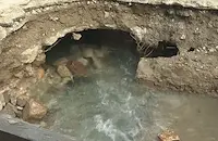 Багер разкопа извора "Клептуза", водата изби под масивна сграда