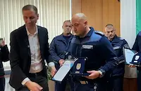 Наградиха полицаите, спасили увиснало от осмия етаж момченце