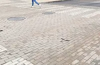 Русенци сами запълниха дупките край "Халите" с павета от предстоящ ремонт