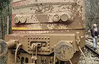 Дерайлиралата композиция е спряла на метри от пропаст