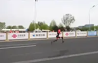 Хуманоиден робот счупи човешкия рекорд на полумаратона в Китай